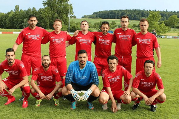 Fußballteam FV Sulzbach in roten Trikots und Torwart Mannschaftsfoto auf Rasen