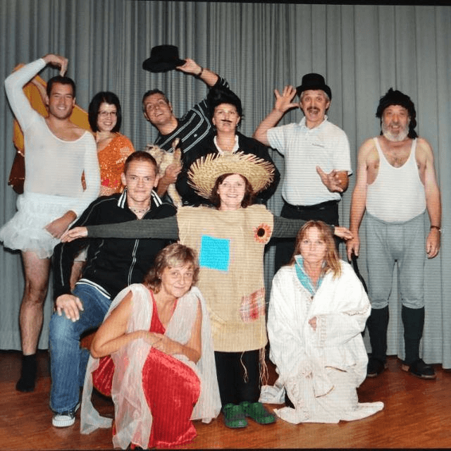 Gruppenbild von verkleideten Theatherspielern mit Hüten und Kostümen